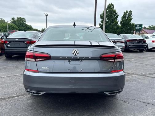 Platinum Gray Metallic 2021 Volkswagen Passat 2.0T R-Line