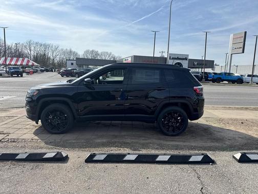 Diamond Black Crystal Pearlcoat 2026 Jeep Compass Latitude