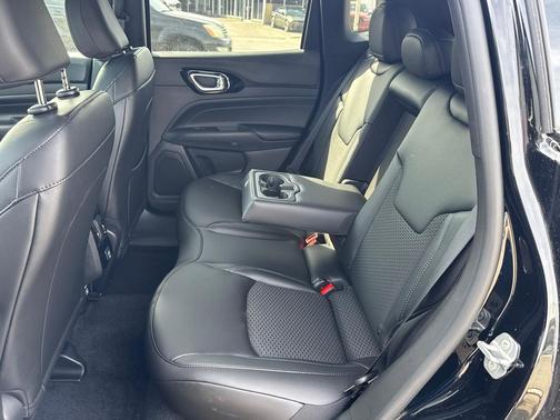 Diamond Black Crystal Pearlcoat 2026 Jeep Compass Latitude