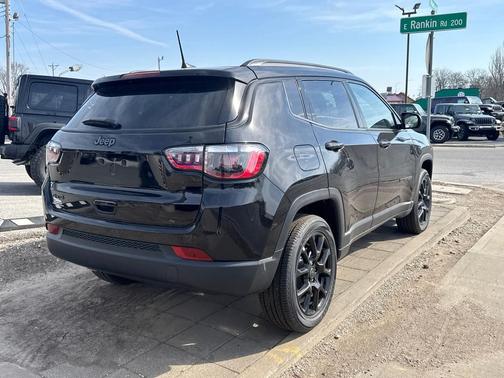 Diamond Black Crystal Pearlcoat 2026 Jeep Compass Latitude