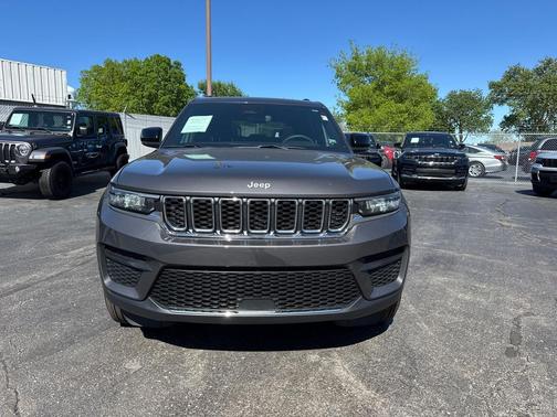 Baltic Gray Metallic Clearcoat 2024 Jeep Grand Cherokee Laredo