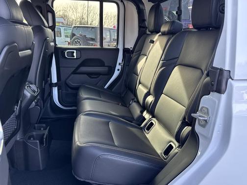 2026 Jeep Gladiator Sahara 4x4