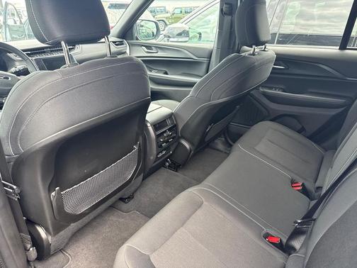 Bright White Clearcoat 2024 Jeep Grand Cherokee Laredo