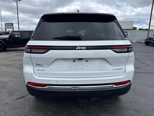 Bright White Clearcoat 2024 Jeep Grand Cherokee Laredo
