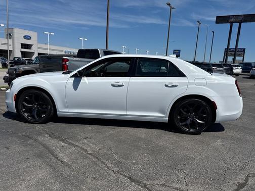 Bright White Clearcoat 2022 Chrysler 300 Touring