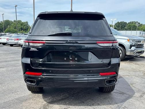 Diamond Black Crystal Pearlcoat 2024 Jeep Grand Cherokee Summit