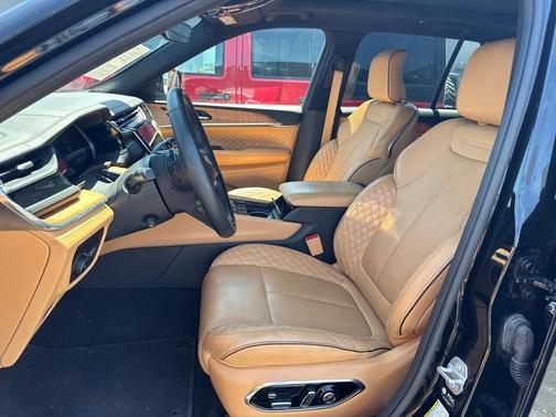Diamond Black Crystal Pearlcoat 2024 Jeep Grand Cherokee Summit
