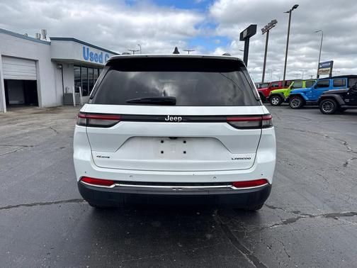 Bright White Clearcoat 2024 Jeep Grand Cherokee Laredo