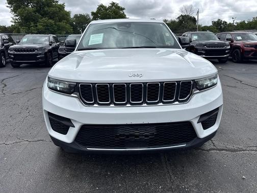 Bright White Clearcoat 2024 Jeep Grand Cherokee Laredo