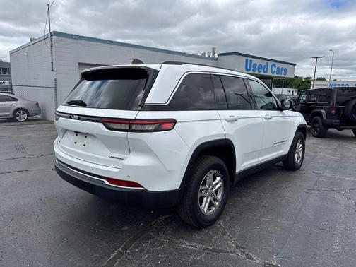Bright White Clearcoat 2024 Jeep Grand Cherokee Laredo
