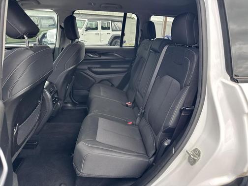 Bright White Clearcoat 2024 Jeep Grand Cherokee Laredo