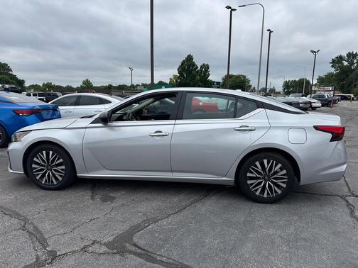 Brilliant Silver Metallic 2024 Nissan Altima 2.5 SV