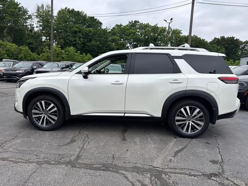 Pearl White Tricoat 2022 Nissan Pathfinder Platinum 4WD