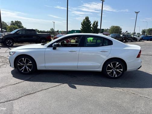 2024 Volvo S60 B5 Core Dark Theme