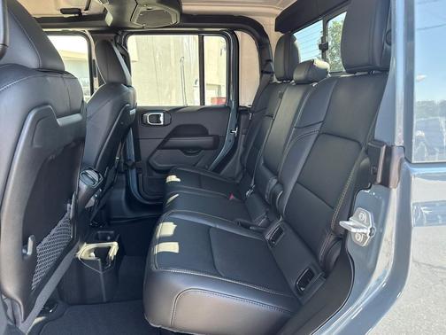 2025 Jeep Gladiator High Tide