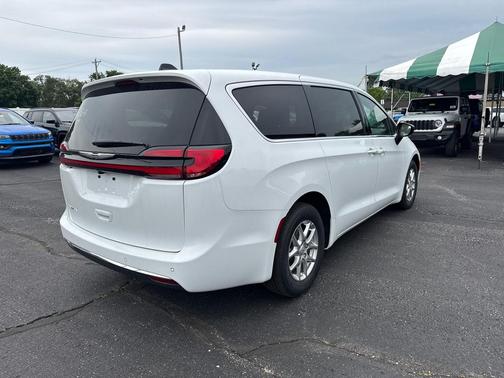 Bright White Clearcoat 2026 Chrysler Pacifica L