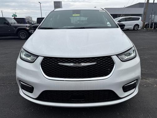 Bright White Clearcoat 2026 Chrysler Pacifica L
