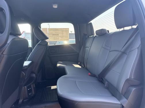 2025 RAM 2500 Tradesman Crew Cab 4x4 6'4' Box