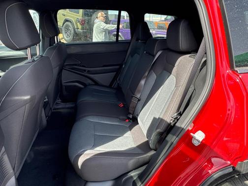 2026 Jeep Cherokee Laredo 4x4