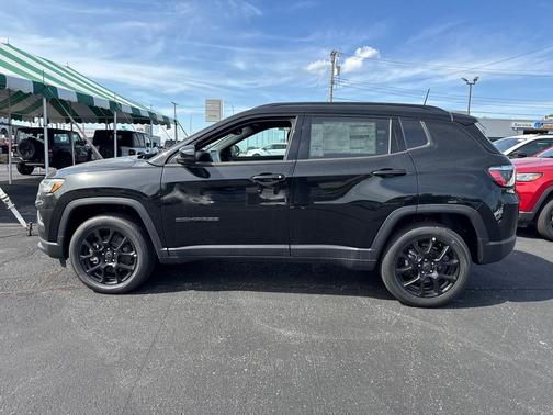 Diamond Black Crystal Pearlcoat 2026 Jeep Compass Latitude