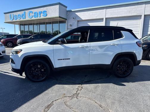 Bright White Clearcoat 2023 Jeep Compass Latitude
