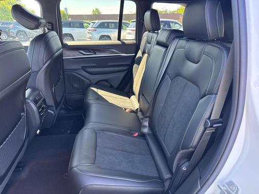 Bright White Clearcoat 2026 Jeep Grand Cherokee Altitude