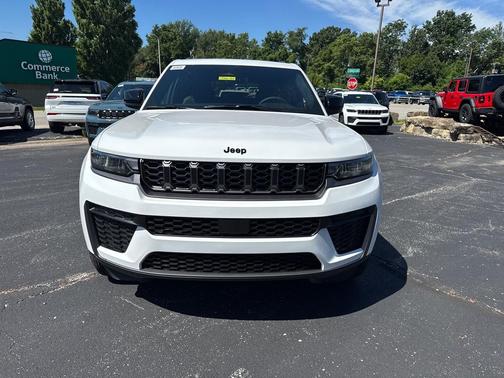 Bright White Clearcoat 2026 Jeep Grand Cherokee Altitude