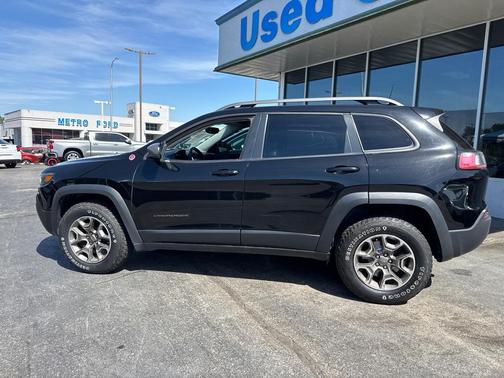 Diamond Black Crystal Pearlcoat 2020 Jeep Cherokee Trailhawk