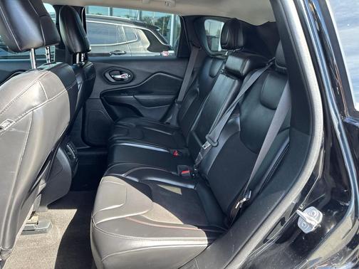 Diamond Black Crystal Pearlcoat 2020 Jeep Cherokee Trailhawk