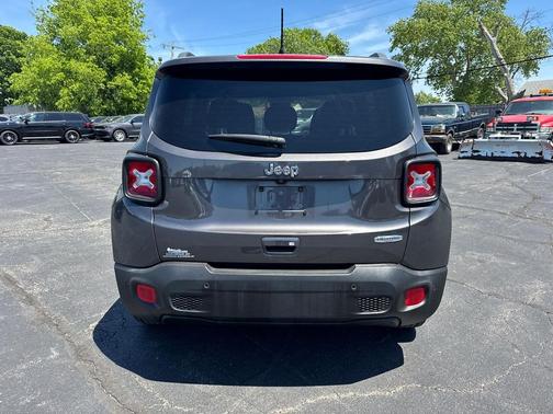 Granite Crystal Metallic Clearcoat 2018 Jeep Renegade Latitude