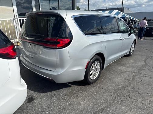 2023 Chrysler Pacifica Touring-L