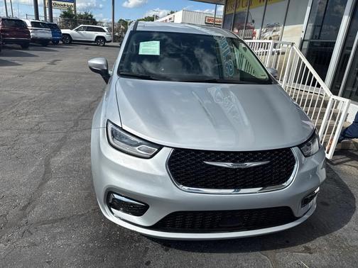 2023 Chrysler Pacifica Touring-L
