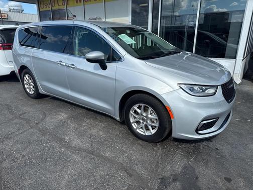 2023 Chrysler Pacifica Touring-L