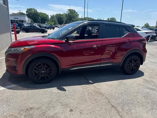 Scarlet Ember Tintcoat/Super Black 2022 Nissan Kicks SR