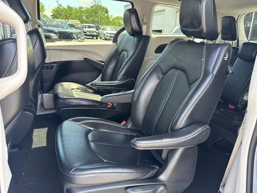 2024 Chrysler Pacifica Hybrid Select