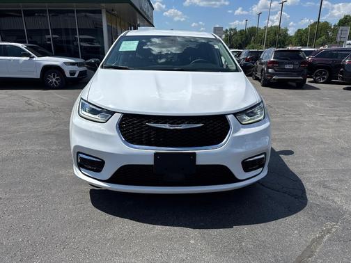 2024 Chrysler Pacifica Hybrid Select
