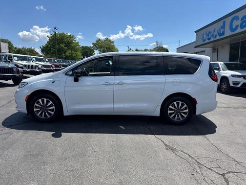 2024 Chrysler Pacifica Hybrid Select
