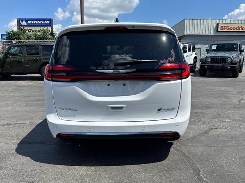 2024 Chrysler Pacifica Hybrid Select