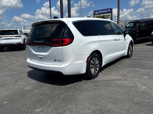 2024 Chrysler Pacifica Hybrid Select