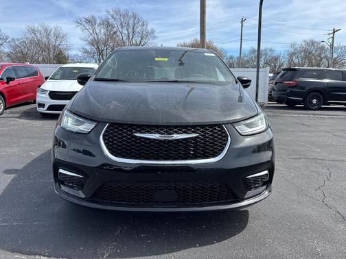 Diamond Black Crystal Pearlcoat 2026 Chrysler Pacifica L