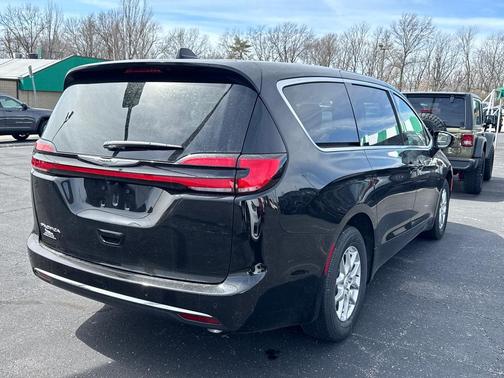 Diamond Black Crystal Pearlcoat 2026 Chrysler Pacifica L