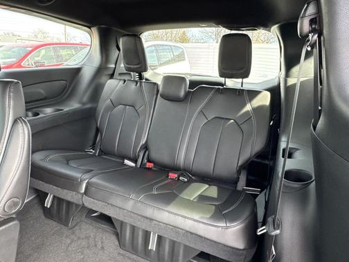 Diamond Black Crystal Pearlcoat 2026 Chrysler Pacifica L