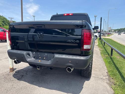 Diamond Black Crystal Pearl 2021 RAM 1500 Classic SLT