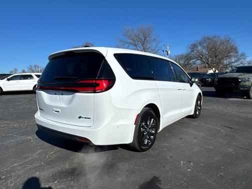 2024 Chrysler Pacifica Hybrid S Appearance Pkg