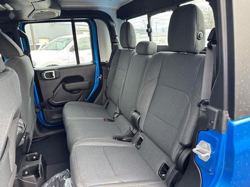 2026 Jeep Gladiator Sport