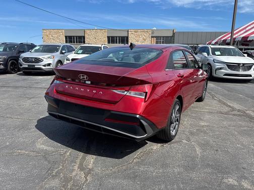 2025 Hyundai ELANTRA SEL