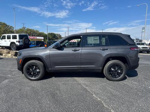 2025 Jeep Grand Cherokee Laredo