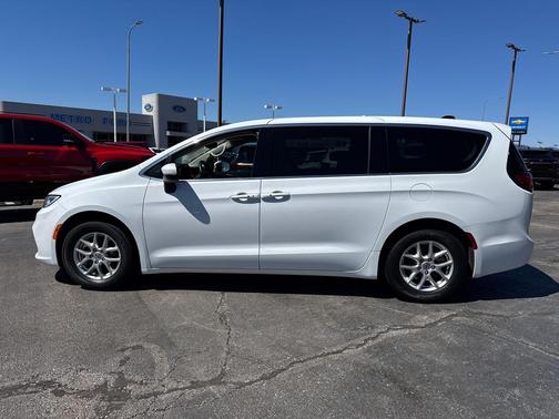 Bright White Clearcoat 2023 Chrysler Pacifica Touring L