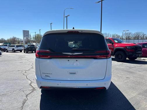 Bright White Clearcoat 2023 Chrysler Pacifica Touring L