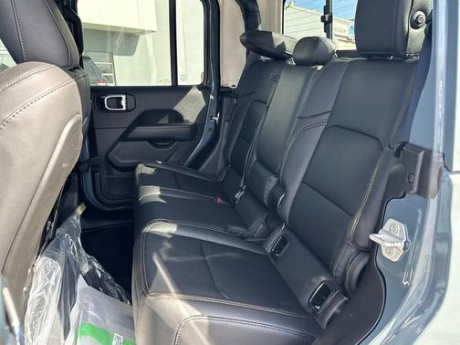 2026 Jeep Gladiator Sahara 4x4